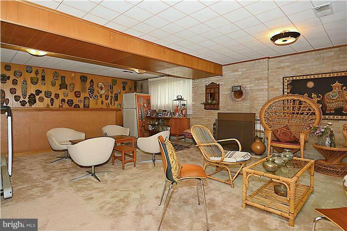 6205 Plainview Road Bethesda, MD 20817 - Photo 14 of 27 Family Room