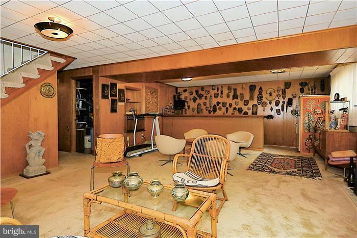 6205 Plainview Road Bethesda, MD 20817 - Photo 15 of 27 Family Room