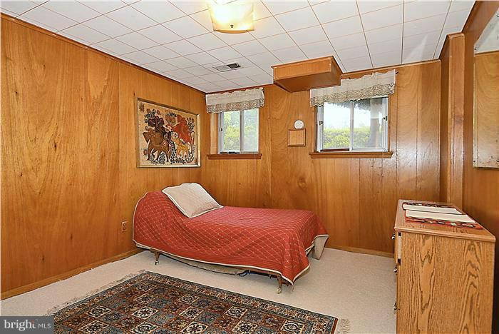 6205 Plainview Road Bethesda, MD 20817 - Photo 17 of 27 Bedroom