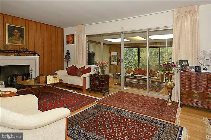 6205 Plainview Road Bethesda, MD 20817 - Photo 5 of 27 Living Room