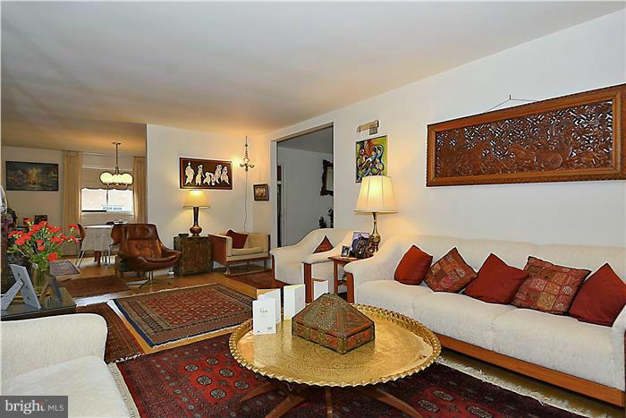 6205 Plainview Road Bethesda, MD 20817 - Photo 7 of 27 Living Room