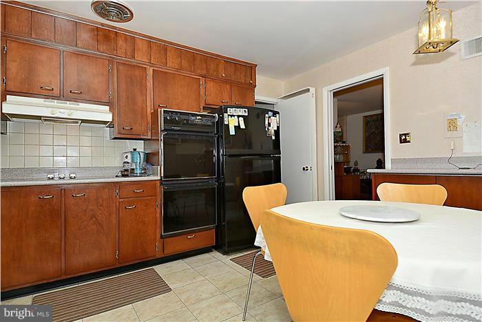 6205 Plainview Road Bethesda, MD 20817 - Photo 8 of 27 Kitchen
