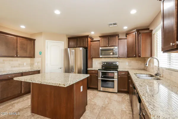 $2,835 | 5809 South 27th Lane, Phoenix, AZ 85041