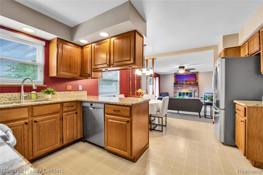 41895 Park Ridge Road Novi, MI 48375 - Photo 6 of 38