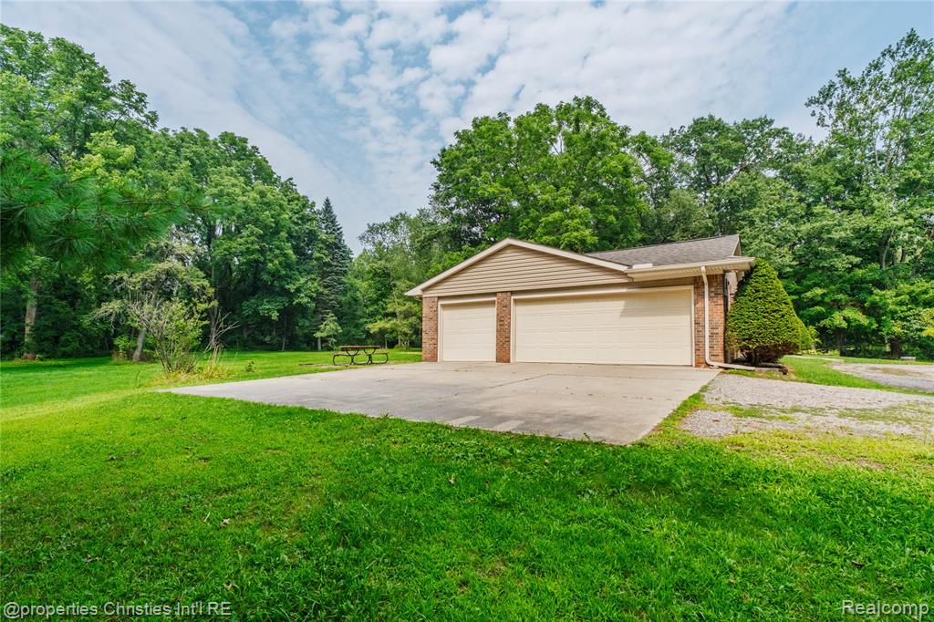 13725 Randy Lane Milford, MI 48380 - Photo 39 of 49 Gallery Image 39