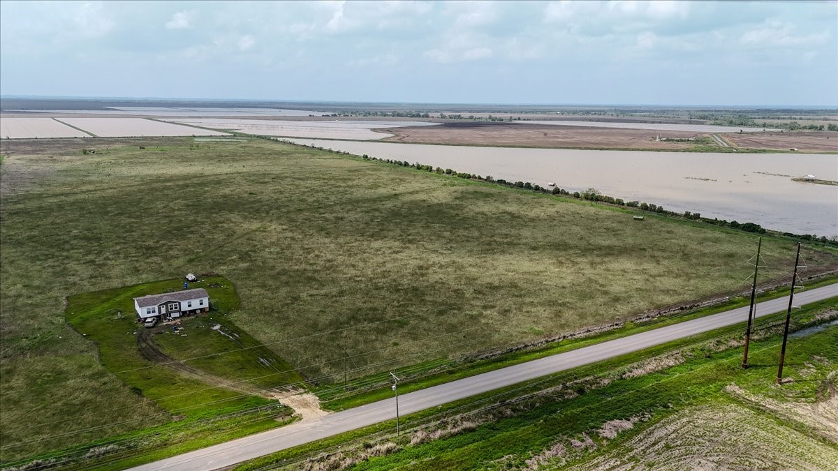 15 Wilber Winnie, TX 77665 - Photo 4 of 6 a view of an ocean beach