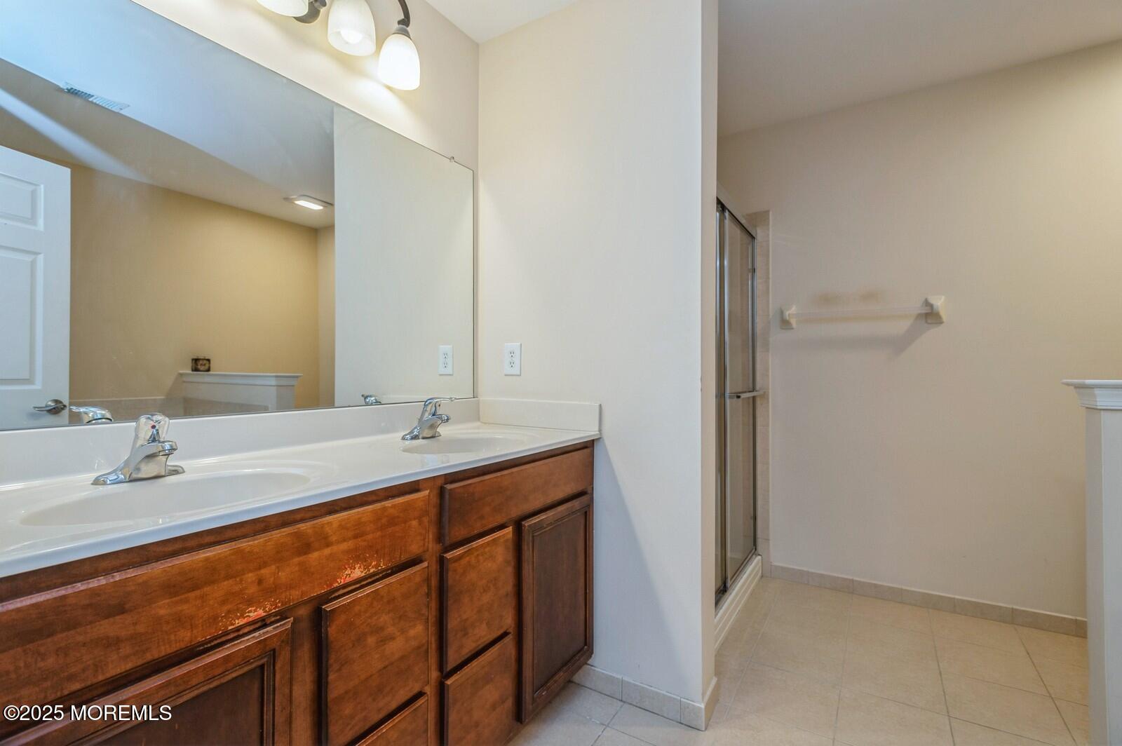 33 Brookfield Drive Jackson, NJ 08527 - Photo 13 of 23 a bathroom with a double vanity sink and a mirror