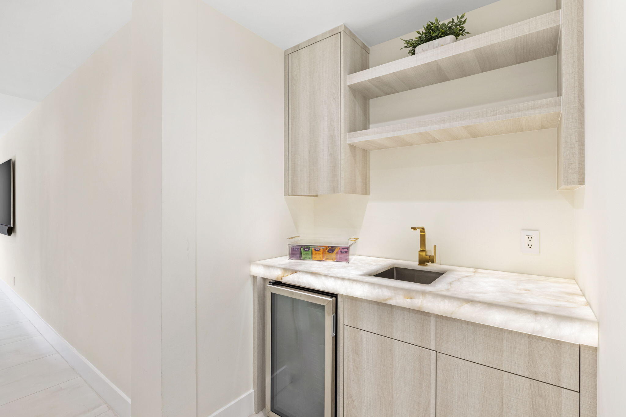 23323 La Vida Way Boca Raton, FL 33433 - Photo 13 of 38 Primary Bedroom Wet Bar