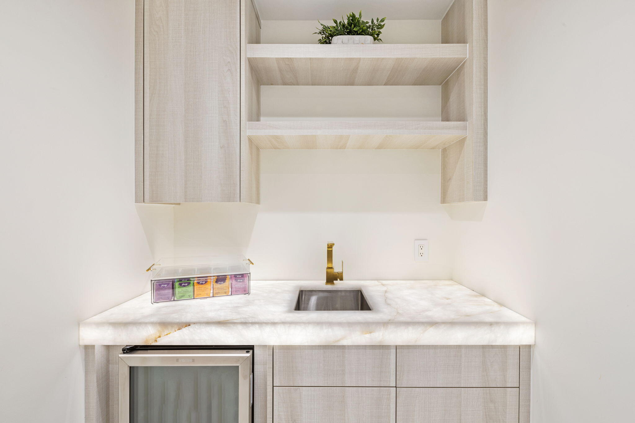 23323 La Vida Way Boca Raton, FL 33433 - Photo 14 of 38 Primary Bedroom Wet Bar