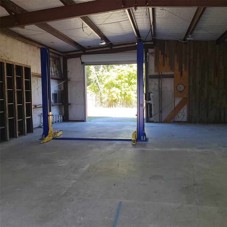 406 Epps Road Palmer, TX 75152 - Photo 7 of 40 Insulated interior with generous workspace.