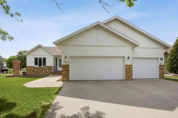 $515,000 | 2901 32nd Street South, Fargo, ND 58103