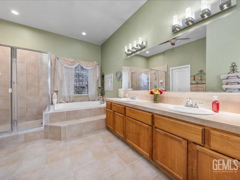 Undisclosed Address Bakersfield, CA 93314 - Photo 24 of 38 a spacious bathroom with a tub sink and mirror
