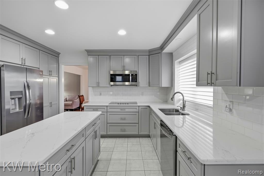 887 Grovecrest Rochester Hills, MI 48307 - Photo 11 of 42