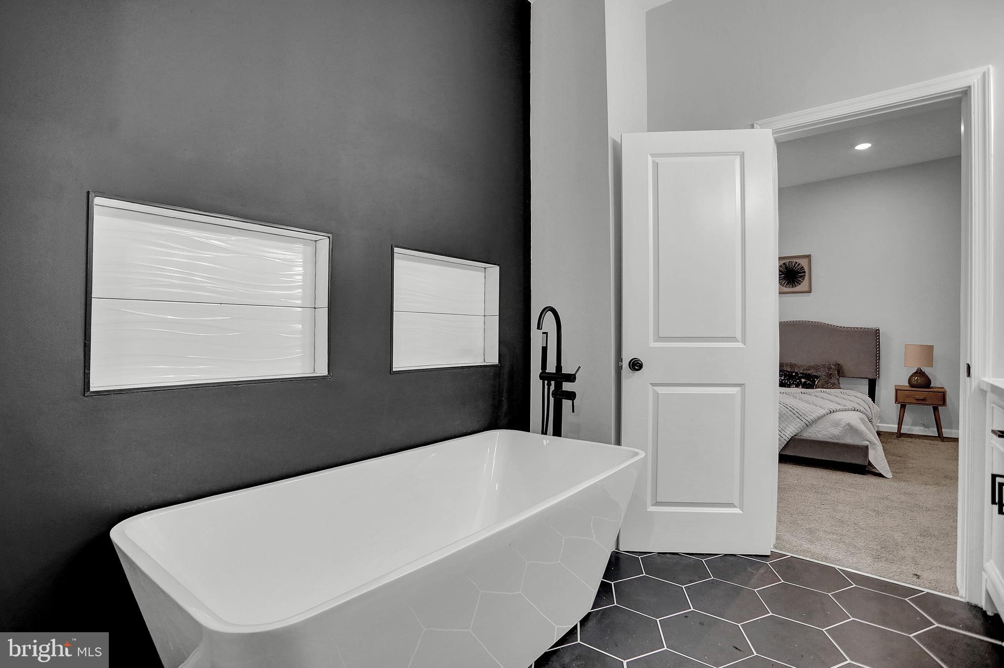 1219 North Eden Street Baltimore, MD 21213 - Photo 15 of 36 Large soaking Tube In master bathroom