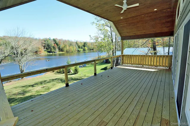 a view of sitting area with furniture