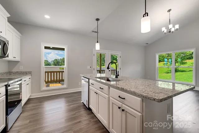 $499,500 | 381 Scenic Rdg Circle, Franklin, NC 28734