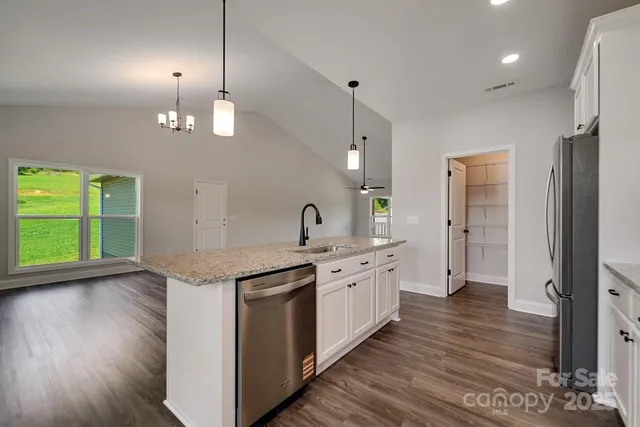 $499,500 | 381 Scenic Rdg Circle, Franklin, NC 28734