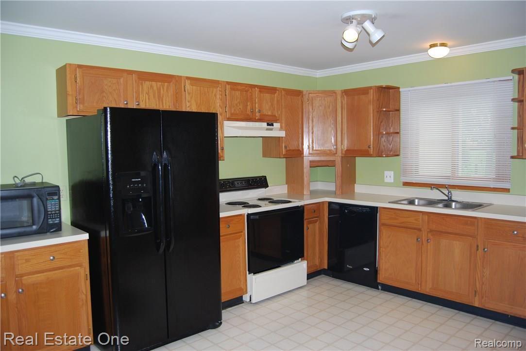 2152 Rochelle Park Drive, Unit 102 Rochester, MI 48309 - Photo 5 of 22 Spacious Kitchen