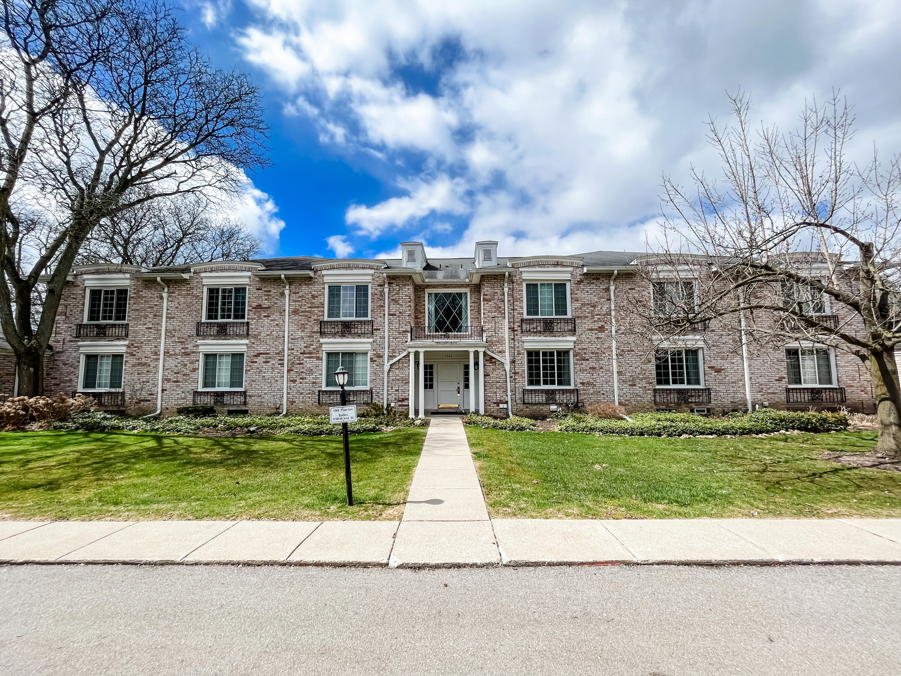 1745 Tiverton Road, Unit 19 Bloomfield Hills, MI 48304 - Photo 1 of 18 IMG_4134