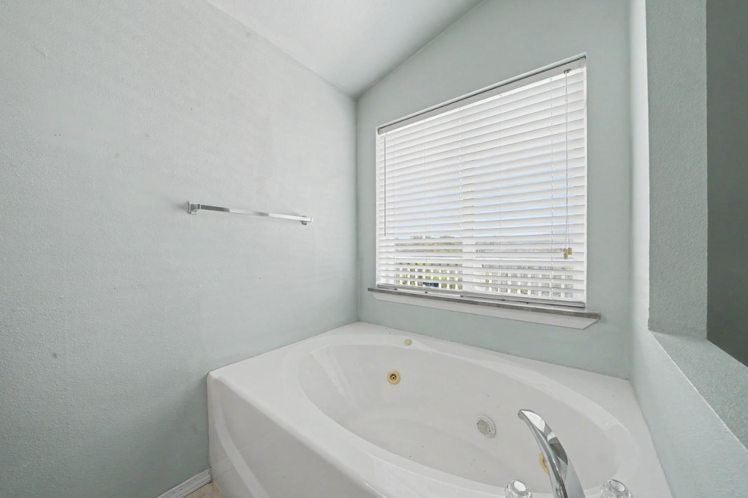3155 Hawver Road San Andreas, CA 95249 - Photo 32 of 63 Jetted tub in Primary bathroom
