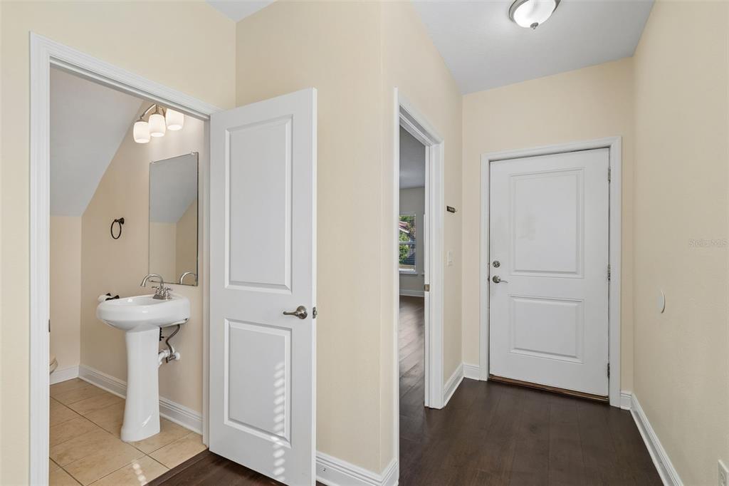2322 West Chestnut Street Tampa, FL 33607 - Photo 5 of 27 a view of entryway with bathroom