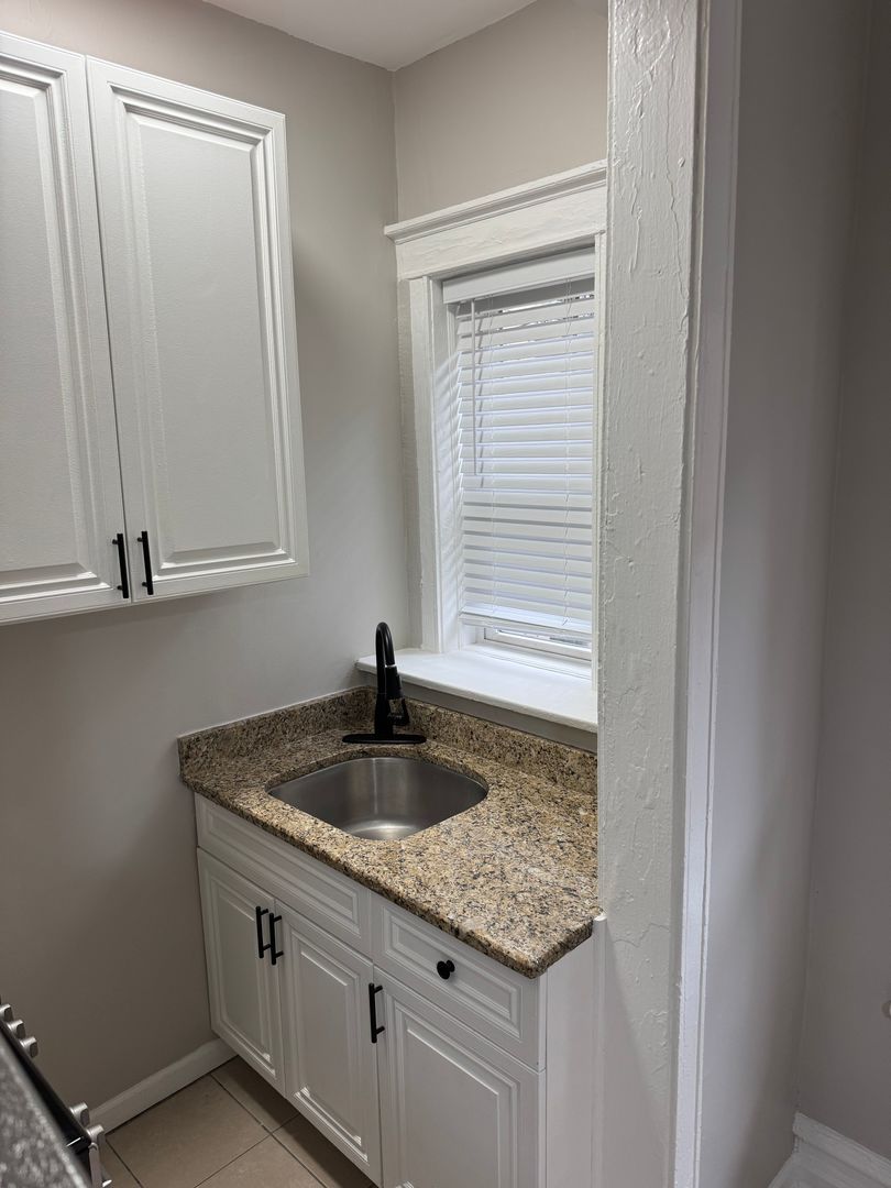 4363 North Kenmore Avenue, Unit 209 Chicago, IL 60613 - Photo 7 of 10