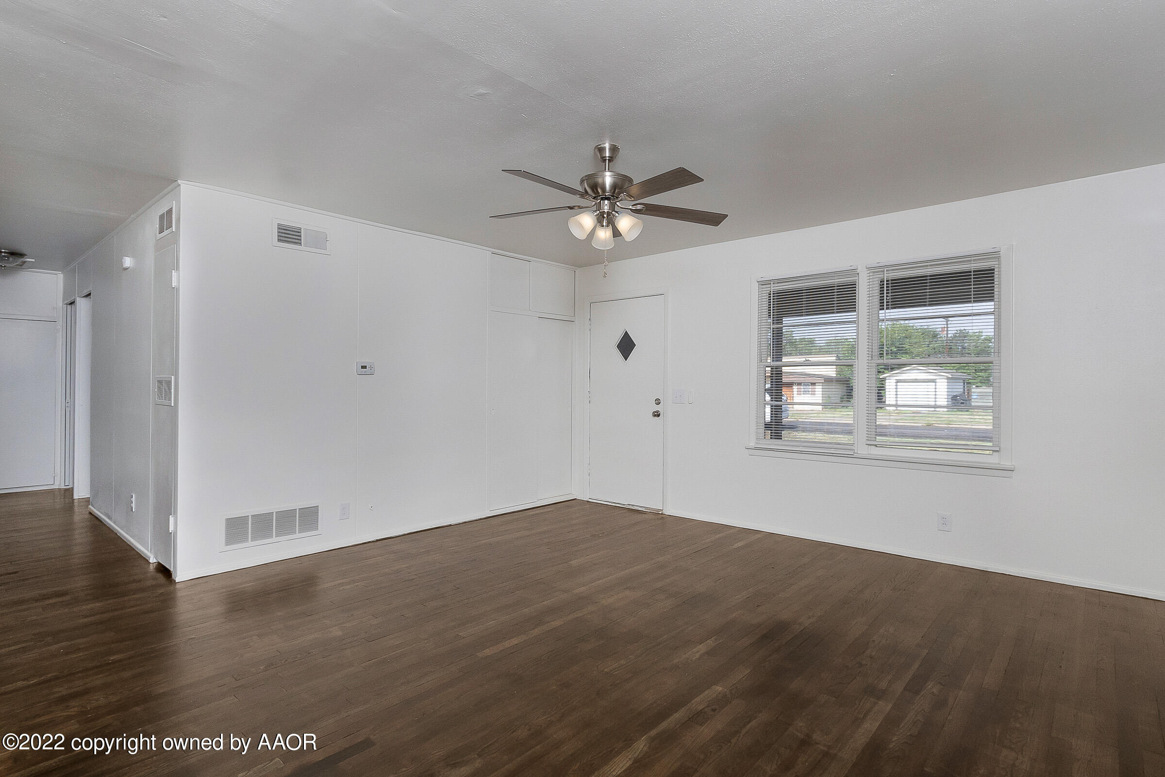 4209 Crockett Street Amarillo, TX 79110 - Photo 3 of 18 003_Living Room 2