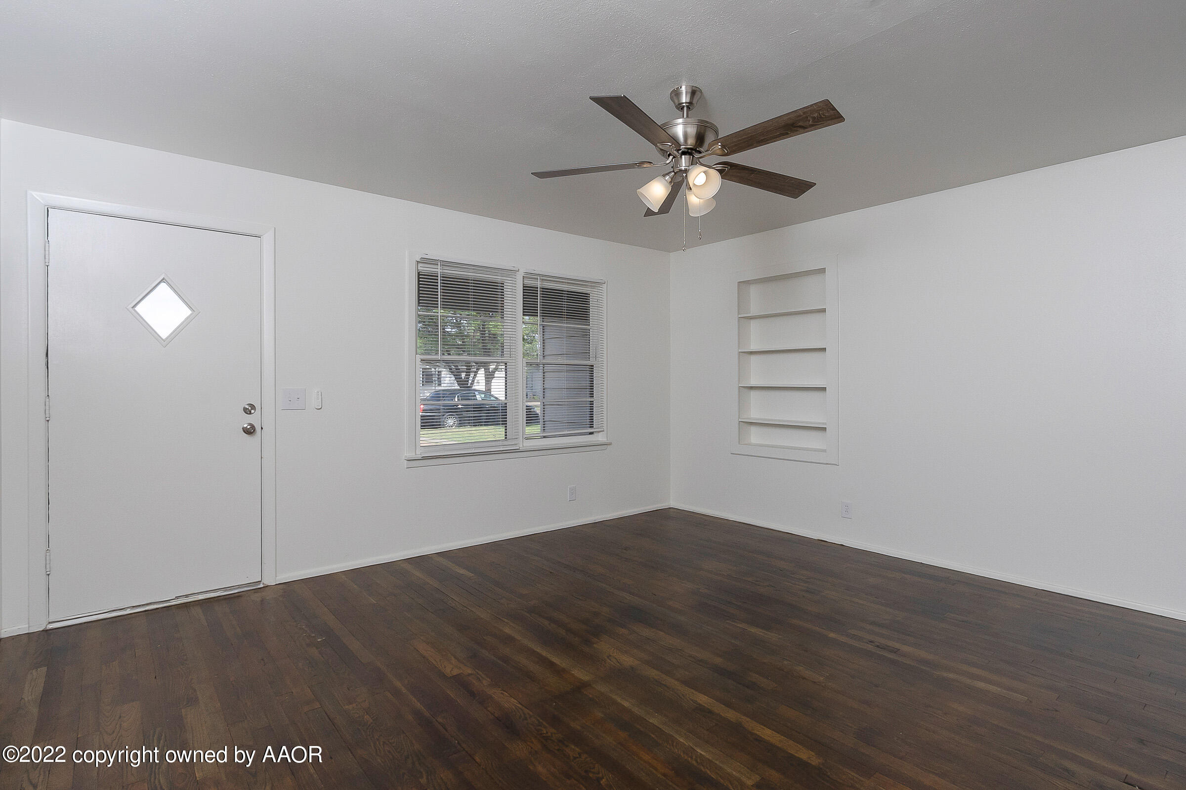 4209 Crockett Street Amarillo, TX 79110 - Photo 4 of 18 004_Living Room 3