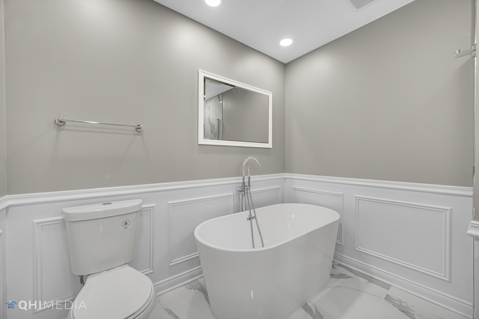 Undisclosed Address Olympia Fields, IL 60461 - Photo 32 of 38 a bathroom with a toilet a sink and bathtub