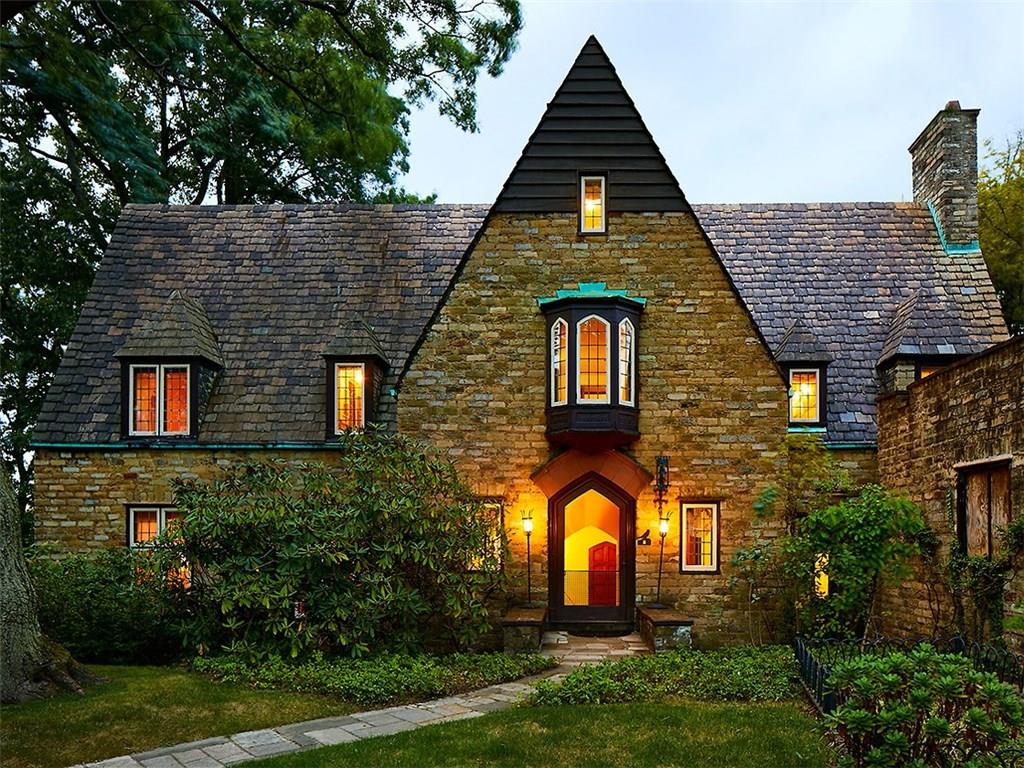 Front exterior in the "Cotswolds" section of Murdoch Farms. The garage is on the right.