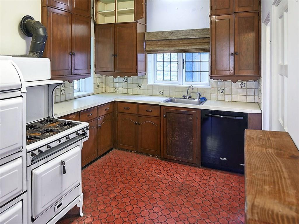 8 Robin Road Pittsburgh, PA 15217 - Photo 9 of 23 Kitchen, the ceiling height is 9 feet, 2 inches.