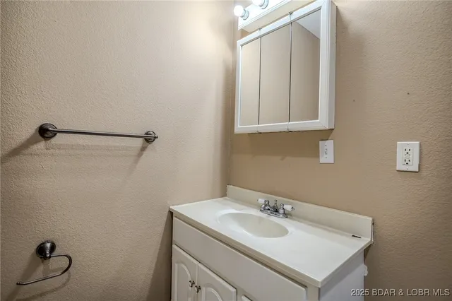 $339,000 | 43 Rockport Road, Sunrise Beach, MO 65079