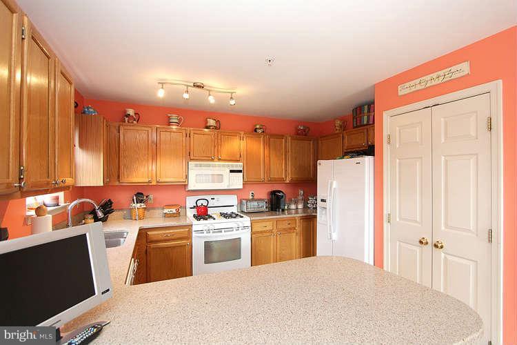 1800 Locust Grove Road Silver Spring, MD 20910 - Photo 10 of 30 Kitchen