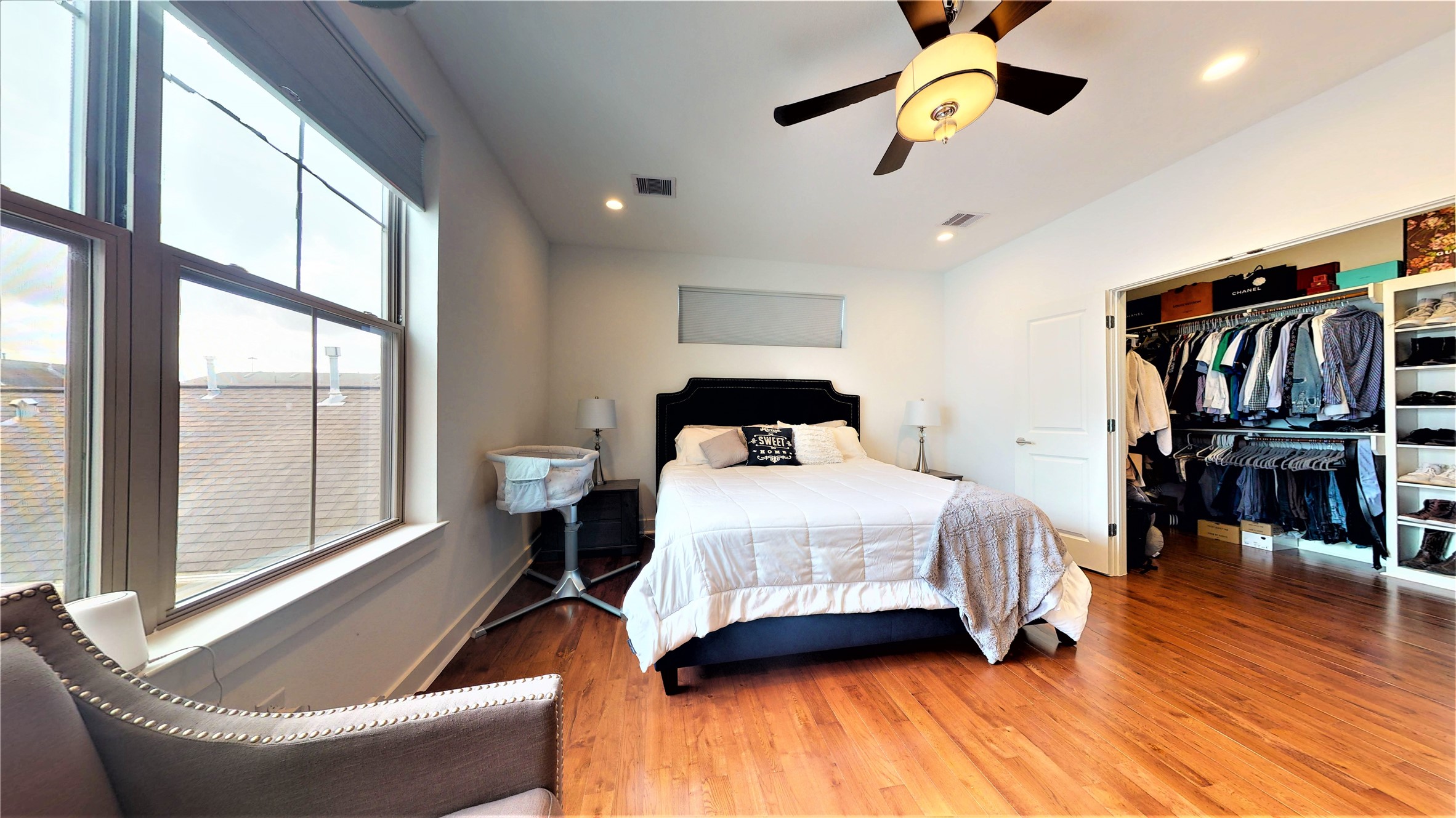 5422 Darling Street, Unit C Houston, TX 77007 - Photo 27 of 35 Master Suite w/ huge left to right walk-in closet.