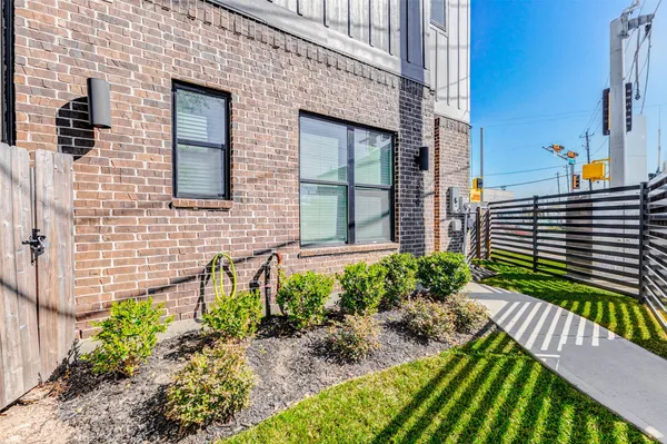 $3,000 | 334 Eastwood Street, Houston, TX 77003
