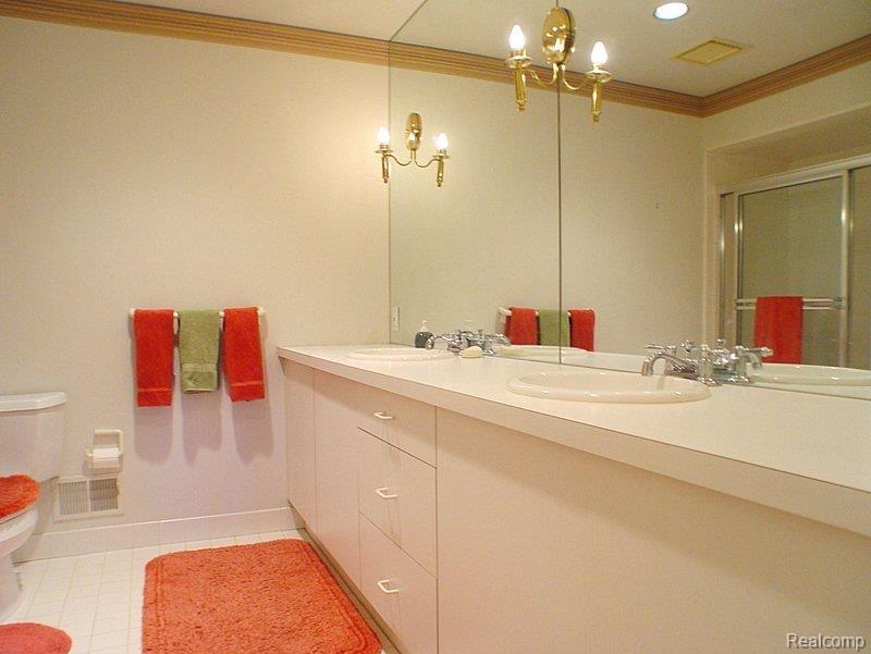 5865 Lahser Road Bloomfield Hills, MI 48301 - Photo 21 of 24 Upstairs Private Bath