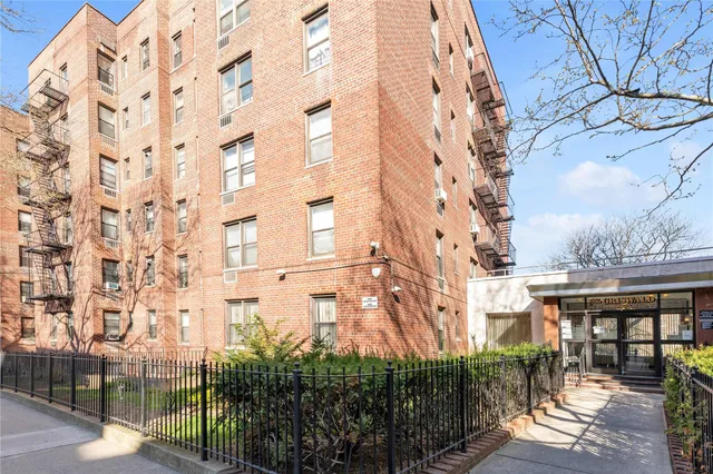 $259,900 | 141-05 Pershing Crescent, Unit 117 | Briarwood