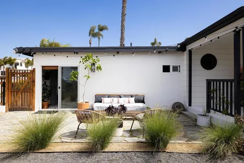 a view of backyard of the house