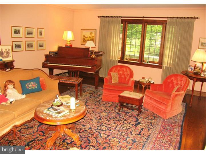 950 Street Road West Chester, PA 19382 - Photo 5 of 25 Living Room