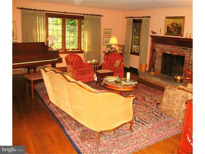 950 Street Road West Chester, PA 19382 - Photo 6 of 25 Living Room