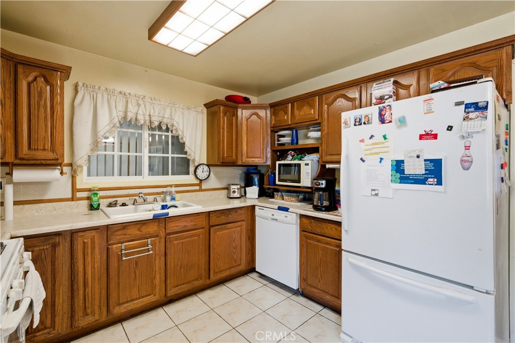 2731 West Victoria Street Rialto, CA 92376 - Photo 11 of 42