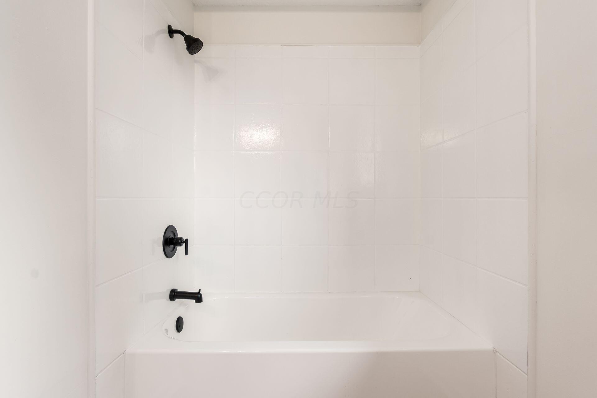2429 Daily Road Columbus, OH 43232 - Photo 26 of 44 Upper Level Full Bath