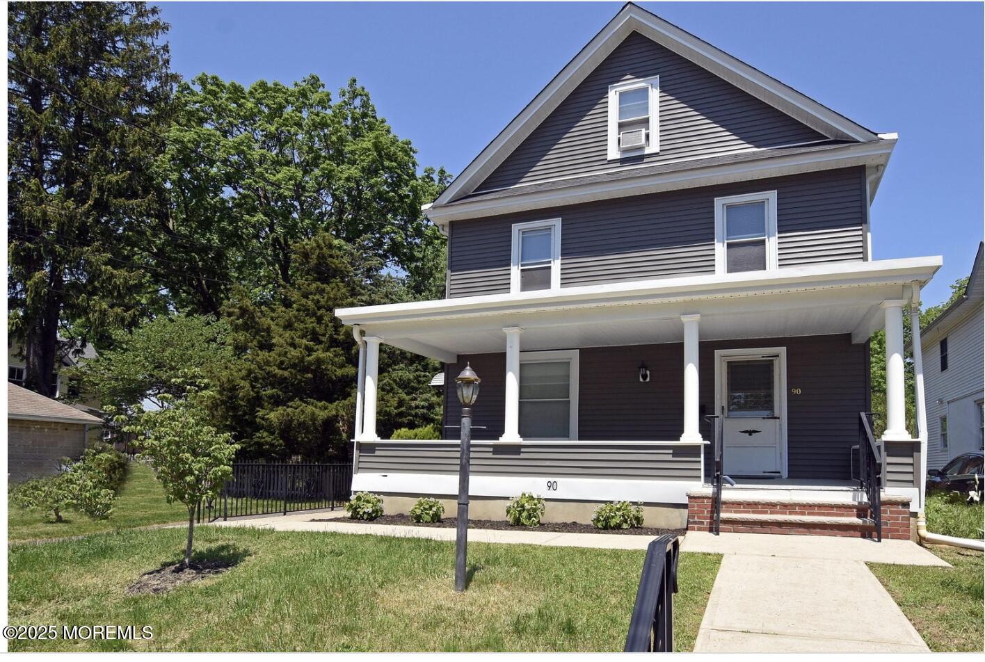 a view of a house with yard and plants