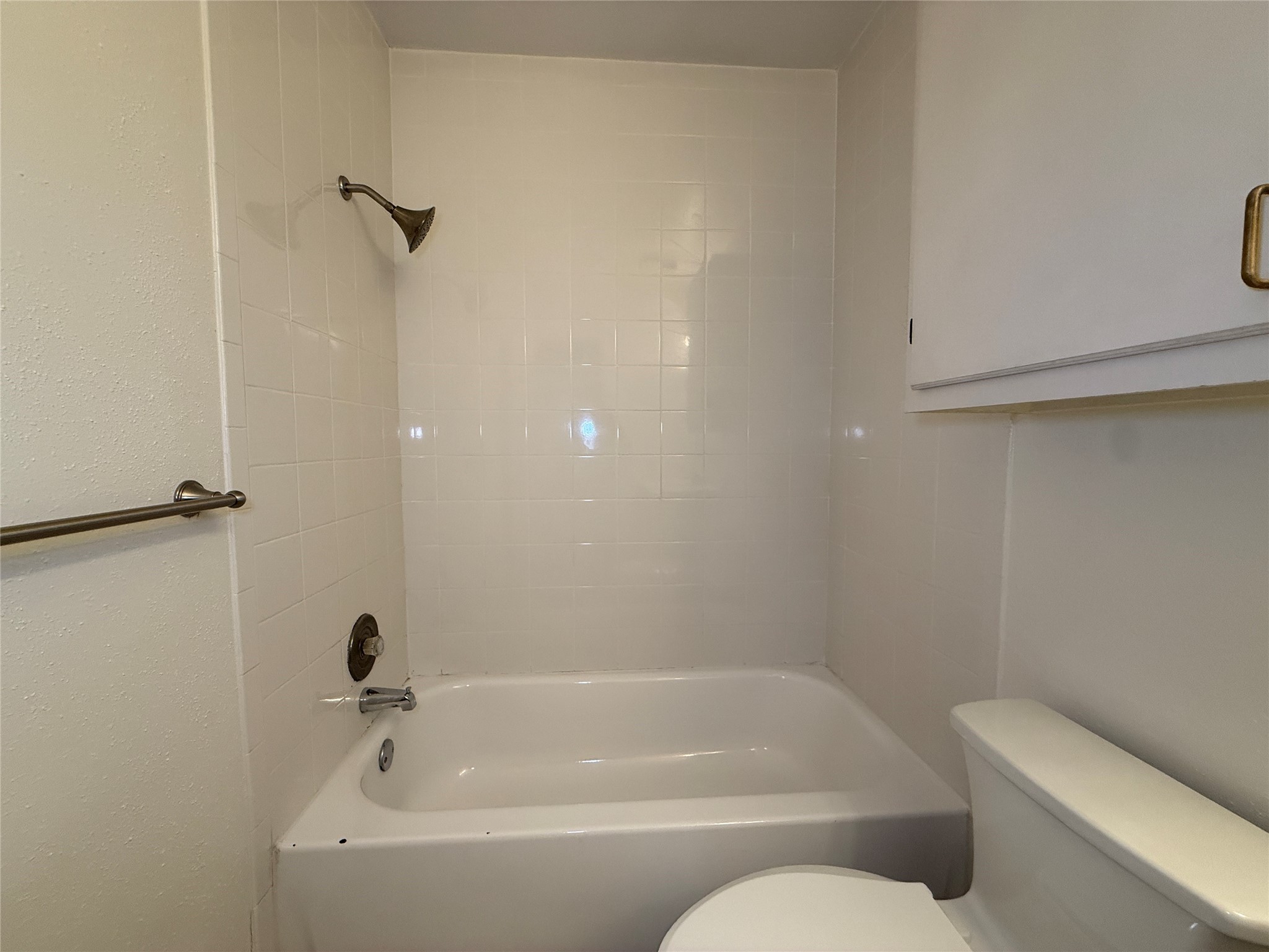 1801 Cortlandt Street, Unit 16 Houston, TX 77008 - Photo 23 of 35 a bathroom with a bathtub and toilet