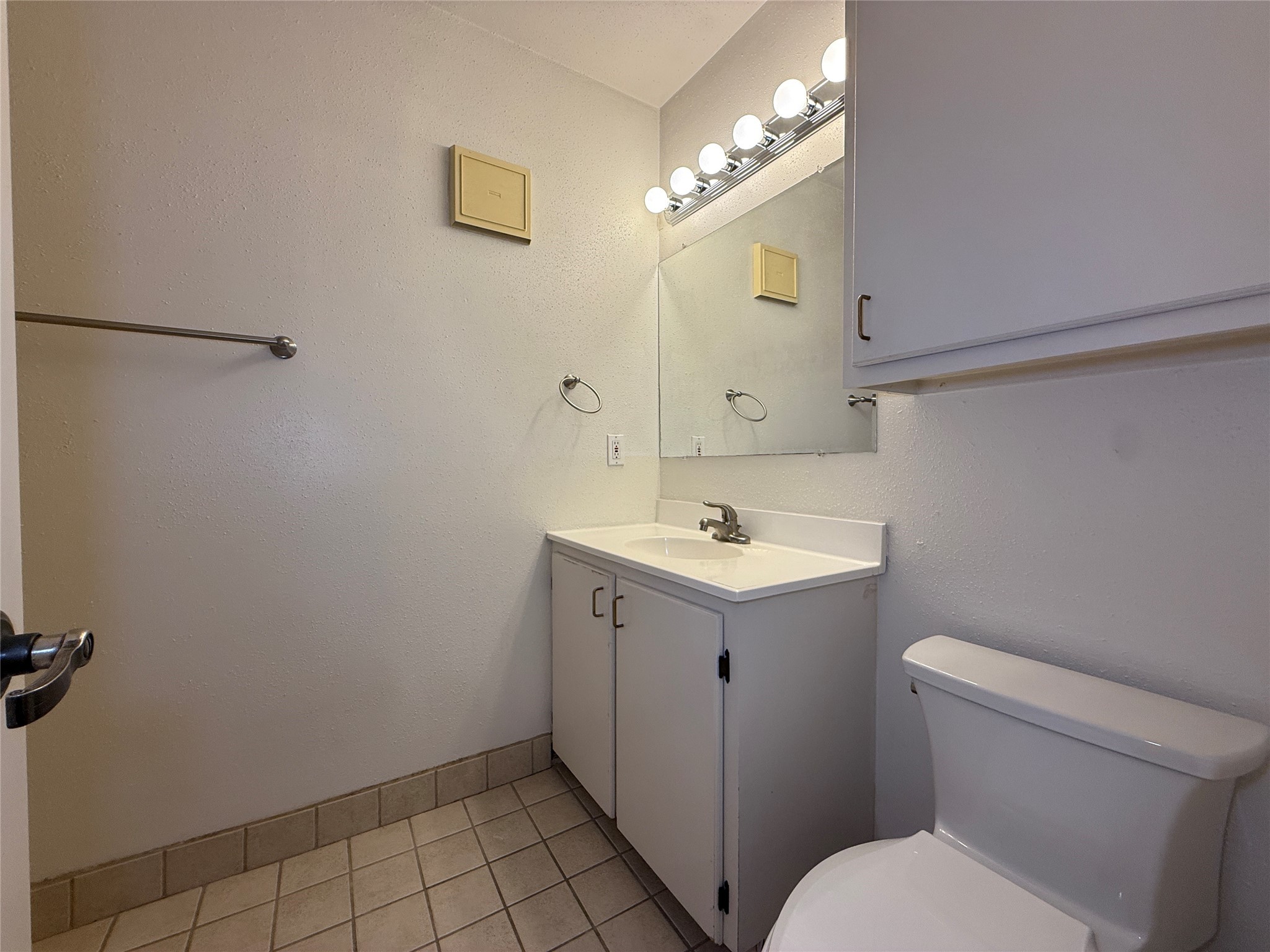 1801 Cortlandt Street, Unit 16 Houston, TX 77008 - Photo 28 of 35 a bathroom with a sink mirror vanity and toilet