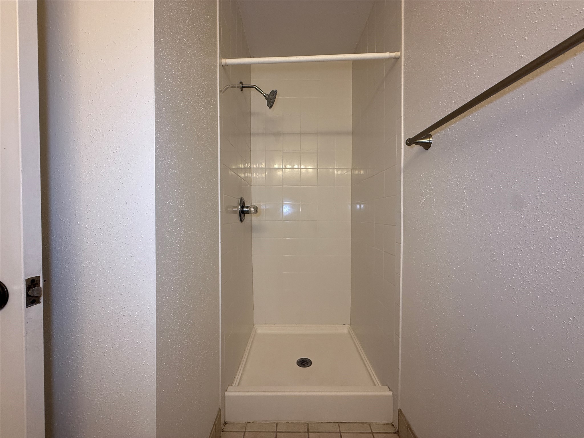 1801 Cortlandt Street, Unit 16 Houston, TX 77008 - Photo 29 of 35 a bathroom with a shower