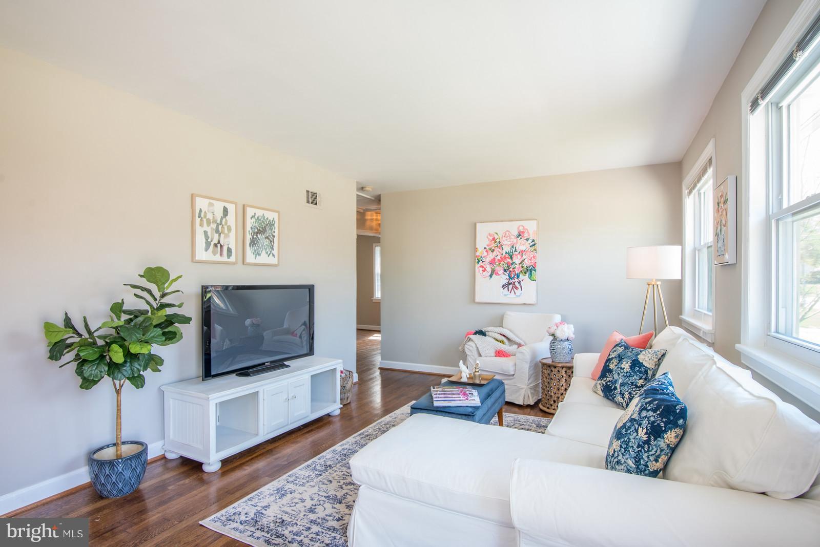 1803 Shenandoah Road Alexandria, VA 22308 - Photo 2 of 18 Living Room
