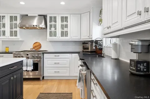 $2,475,000 | 31 Priory Lane, Pelham, NY 10803