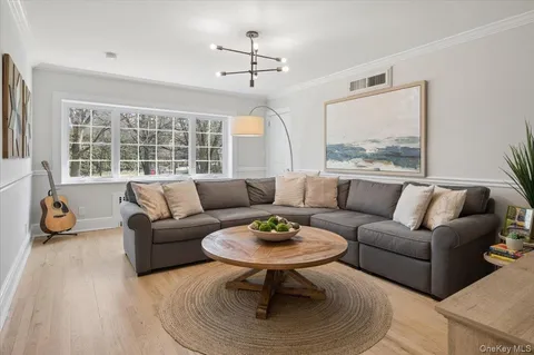 $2,475,000 | 31 Priory Lane, Pelham, NY 10803