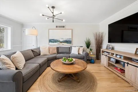 $2,475,000 | 31 Priory Lane, Pelham, NY 10803